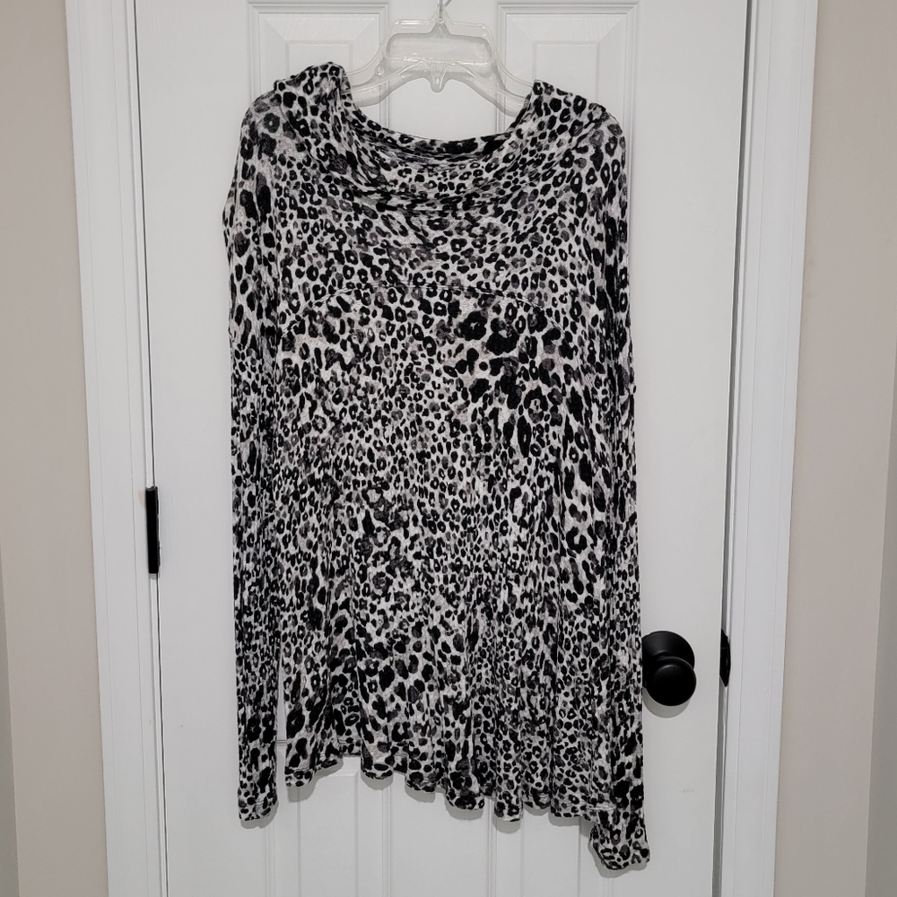 Cupio Women's Black and White Leopard Long Sleeve Shirt (Sz L)